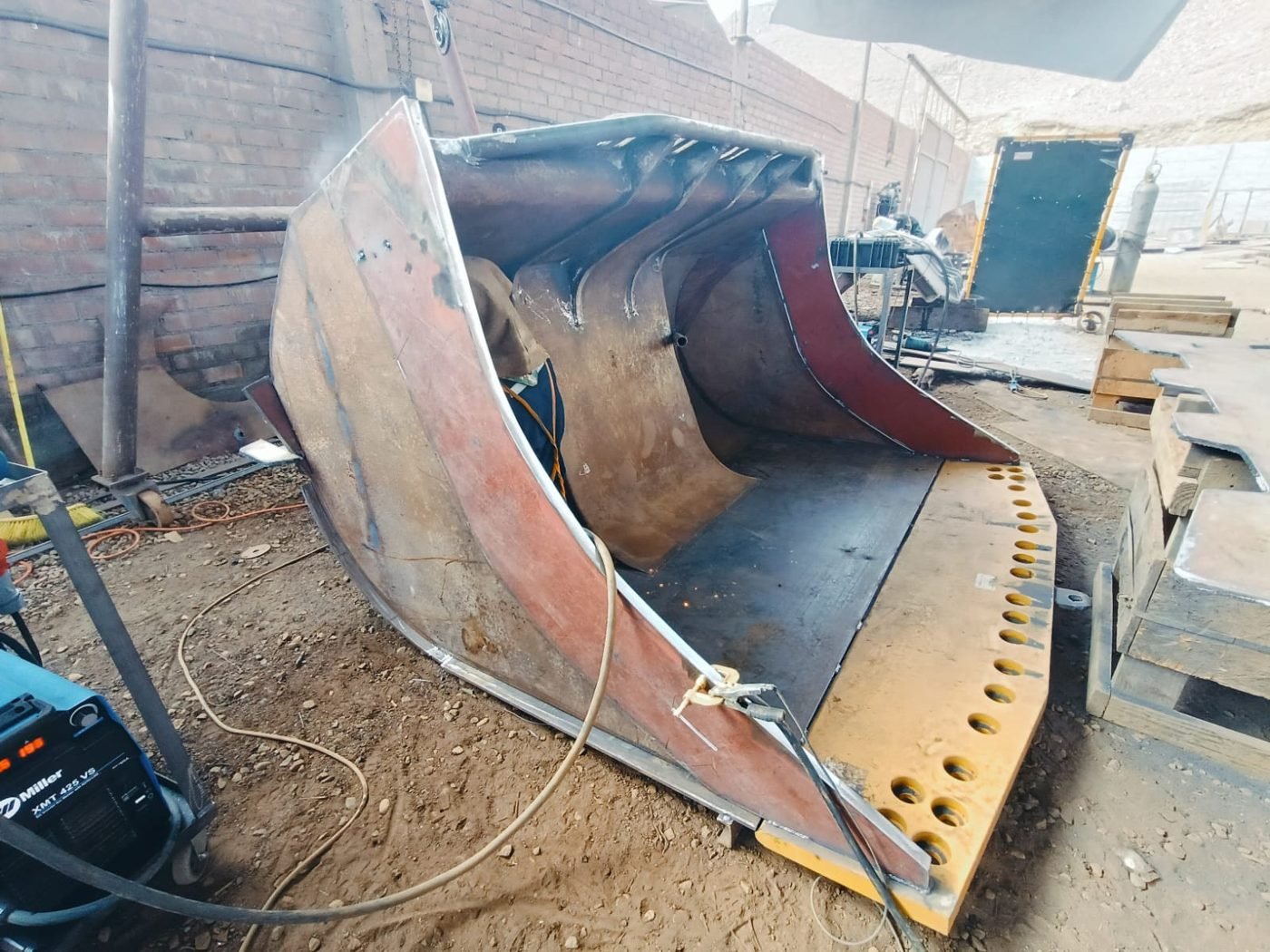 Cambio de laterales y barrenado de cucharon Caterpillar