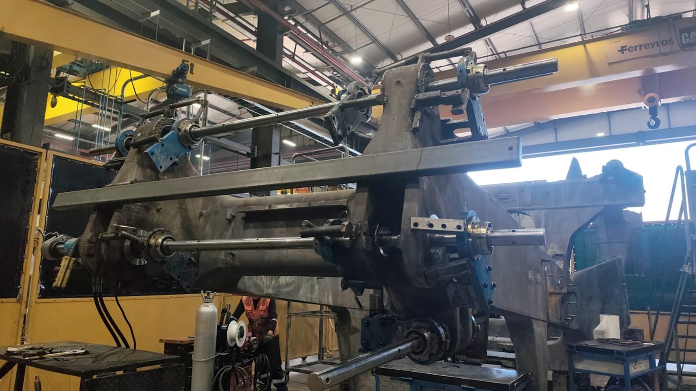 Soldeo, alineamiento y barrenado de lift arm D9 Caterpillar